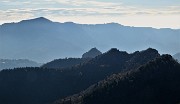 83 Zoom verso Croce di Bracca, Pizzo di Spino, Canto Alto